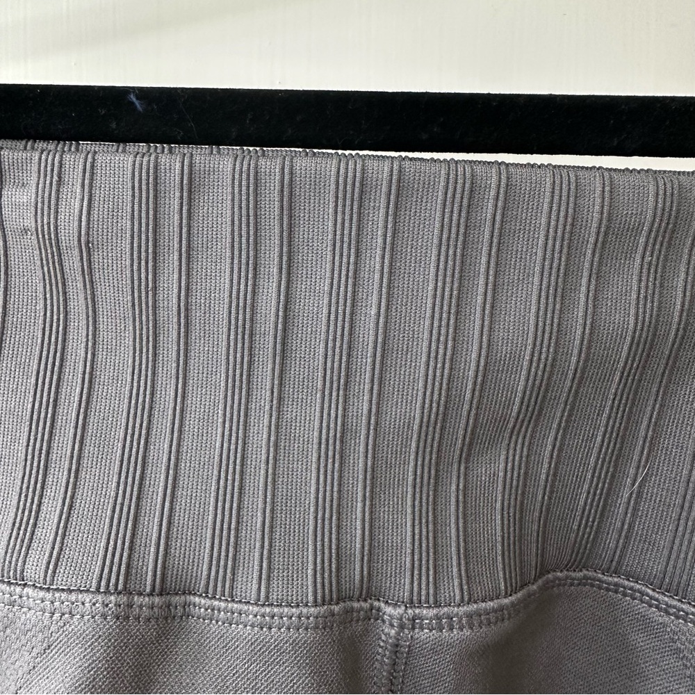 Athleta Gray Halasana Seamless Mesh 7/8 Tight Leggings, Ribbed Waistband, Size S - Picture 7 of 10